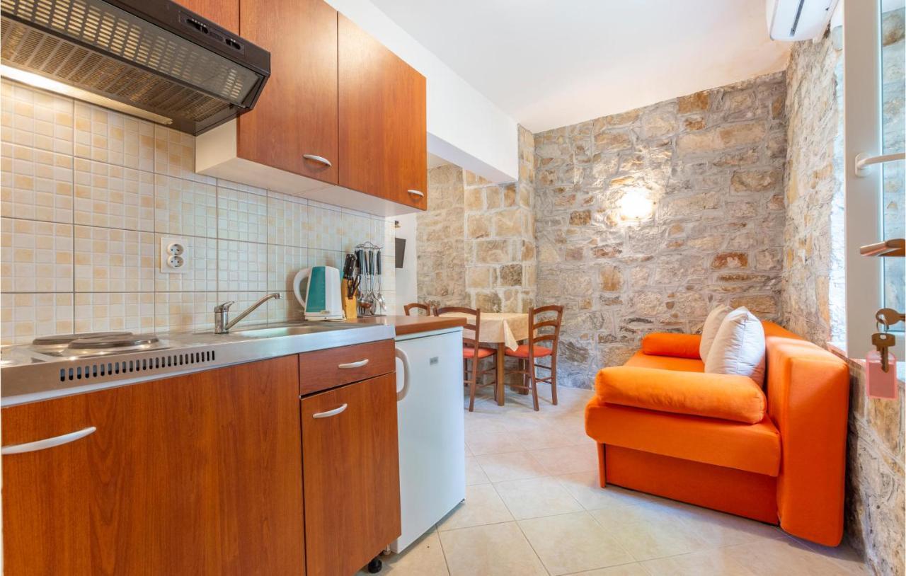 Awesome Apartment In Svinisce With Kitchenette Luaran gambar